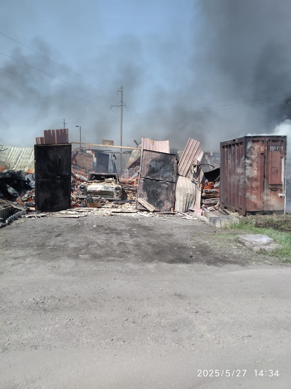 ‼ В пгт Серышево ликвидируют пожар в гаражном массиве. ЧП случилось сегодня, на место оперативно выехали пожарные расчёты и добровольцы. К 15:00 удалось локализовать возгорание на площади примерно 700 квадратных метров. Информация о происшествии будет уточняться по мере развития событий, сообщают в Амурском центре ГЗ и ПБ. Перейти на сайт
