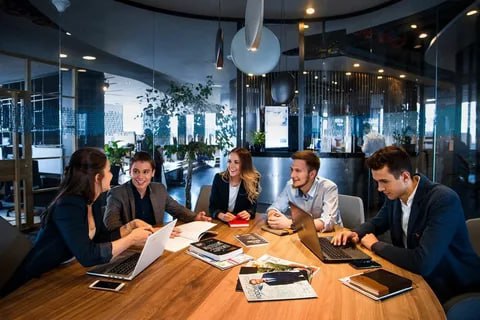 Совместные предприятия вместо прямого выхода на рынок Американский и российский бизнес вынуждены искать новые схемы сотрудничества прежние модели больше работать не будут Об этом заявил глава Американской торговой палаты в России Роберт Эйджи Вместо прежних прямых инвестиций и товарооборота теперь вероятны Платежи за технологии Совместные предприятия Контрактное производство AmCham Russia и ТПП РФ уже работают над конкретными проектами которые могут заинтересовать компании обеих стран НовостиРелокации