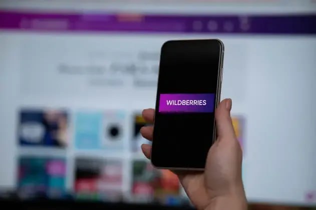 Wildberries внедрила нейросетевые пересказы отзывов на товары пишет ТАСС Текст генерируется с помощью искусственного интеллекта на основе свежих отзывов выделяя наиболее часто упоминаемые характеристики jkinvest news jkinvest