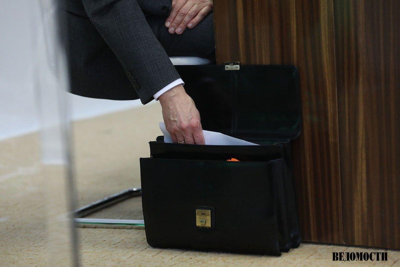 В Госдуме предложили отменить ежегодные декларации чиновников и перейти к системе непрерывного антикоррупционного контроля Соответствующий пакет законопроектов внесен в нижнюю палату сообщил глава комитета по безопасности и противодействию коррупции Василий Пискарев В текущей модели где проверка привязана к ежегодной подаче деклараций многие коррупционные схемы можно выявить лишь спустя месяцы Новый подход предполагает использование цифровых инструментов и автоматизированного анализа данных в режиме реального времени отметил депутат В частности предлагается обратить внимание на наиболее рискованные операции крупные сделки с недвижимостью транспортом ценными бумагами и другим имуществом совершаемые чиновниками и их родственниками Информация о таких действиях будет поступать сразу а не с задержкой в год как при классической системе декларирования Ключевую роль в реформе должна сыграть государственная информационная система Посейдон Telegram Max