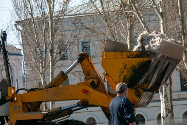 Половина месячной нормы снега выпадет на дорогах Ленобласти в выходные. Рассказываем, куда обратиться за уборкой  Как сообщает администрация Ленобласти, последние сутки на дорогах 47-го региона усиленно работает Снежный штаб. Для уборки привлечены 500 единиц техники и 700 специалистов. Уже с пятницы они очистили более 9 тысяч километров проезжей части. Были использованы 412 тонн соли и 2,3 тысячи кубометров пескосоляной смеси.  Дорогами у социальных объектов, общественных территорий, тротуаров и дворов занимаются дворники муниципальных предприятий и управляющих компаний. Сейчас работают примерно 5 тысяч человек. Снег разгружают с помощью различной техники.  Жителей Ленобласти просят по возможности минимально использовать автомобили на выходных. По поводу обстановки уборки снега и гололеда можно обратиться в группу Снежного штаба в соцсети "ВКонтакте". О состоянии дорог – в Telegram-bot или на круглосуточную линию Ленавтодора 8  812  660-46-47.    Svetlana Vozmilova /Global Look Press