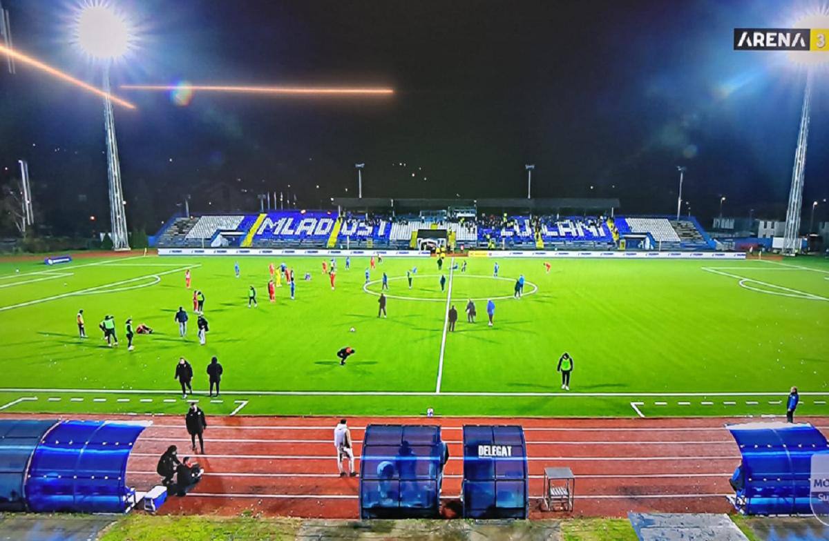 Тренер из Сербии умер прямо во время матча Младену Жижовичу возглавлявшему Радничку 1923 из Крагуеваца было 44 года На 22 й минуте первого тайма против Младости Жижович потерял сознание и его увезли на скорой Через 20 минут судья прервал матч футболистам сообщили что тренер умер Это был лишь третий матч после его назначения в команду Суперлиги