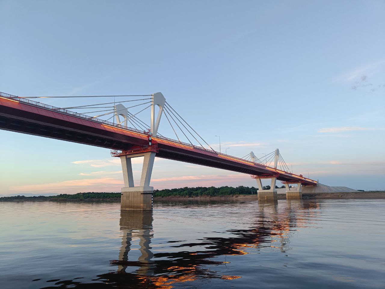 Мост между Китаем и Амурской областью появится в едином учебнике истории В Москве прошла конференция Российского военно исторического общества посвященная преподаванию истории в школе Здесь была представлена новая редакция государственных учебников по истории 5 11 классов Экспертом от ДФО который принял участие в доработке единой линейки учебников стал советник директора и учитель истории благовещенской школы 22 имени Ф Э Дзержинского член регионального отделения военно исторического общества Эдуард Лавриненко Нами были подготовлены предложения и небольшие замечания к учебникам я отвечал за учебники по истории России и всеобщей истории 10 11 класса Одно из предложений которое уже принято касалось учебника истории России 11 класса В параграф Внешняя политика в начале XXI в Россия в современном мире предложено добавить фотографию и краткую информацию о нашем мосте Благовещенск Хэйхэ так как один из пунктов посвящен взаимоотношениям России и Китая рассказал Эдуард Лавриненко Благодаря таким правкам считает эксперт на уроках истории можно говорить о весомом вкладе Амурской области во внешнюю политику государства Обновленное издание государственных учебников начнет поступать в российские школы уже к 1 сентября 2026 года сообщается в Telegram канале регионального отделения РВИО в Амурской области ТЕЛЕПОРТ РФ здесь все об Амурской области  Мы в МАХ  Написать нам