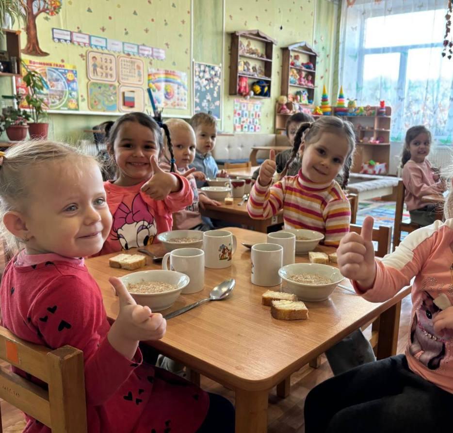 Шефы из Краснодарского края помогли детскому саду в Новоалексеевке Молодёжный актив Каневского района в преддверии Дня народного единства оказал помощь детскому саду Родничок посёлка Новоалексеевка Генического округа На собранные средства были закуплены чашки и тарелки что позволило обеспечить посудой три группы дошколят А сегодня малыши и воспитатели передают неравнодушной каневской молодёжи спасибо и поздравления с нашим общим праздником