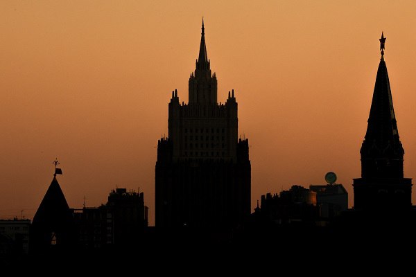 В МИДе ответили на статьи западных СМИ о подрыве процесса урегулирования В ведомстве заявили что спекулятивные публикации ряда изданий не имеют под собой основания позиция Москвы последовательна В министерстве обратили внимание на материалы Bloomberg The Wall Street Journal и других изданий в которых главу МИДа Сергея Лаврова буквально обвинили в подрыве российско американских договорённостей на высшем уровне на Аляске из за его слов о недопустимости исключения Москвы из участия в возможных будущих гарантиях безопасности для Украины Подпишись на Говорит Москва