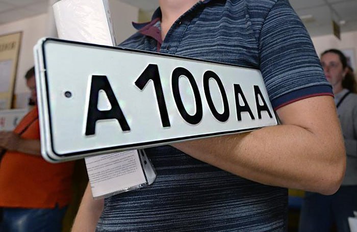 Владимир Путин поддержал идею продажи красивых автомобильных номеров через портал Госуслуги Предложение поступило от Алексея Нечаева главы фракции Новые люди во время встречи с лидерами парламентских партий По словам Нечаева Минэкономразвития уже подготовило необходимую правовую базу но реализация инициативы пока не началась Президент выразил удивление задержкой и задал прямой вопрос Почему нет А чего здесь такого я не вижу почему до сих пор решения не принимаются Похоже скоро у нас будет больше возможностей для выбора действительно запоминающихся номеров finanru