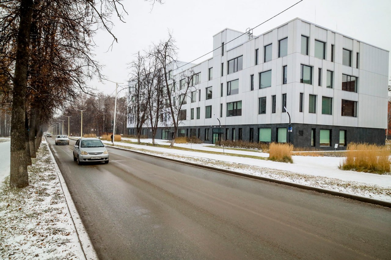 О строительстве кампуса НГУ доложил в правительстве РФ Андрей Травников Завершить строительство студенческого комплекса мирового уровня планируют в Новосибирске в этом году По словам главы региона Андрея Травникова все работы идут по графику Сейчас идут процессы на объектах второй очереди в учебно научном центре Института медицины и медицинских технологий и в научно исследовательском центре НГУ Первое здание готово на 80 второе на 72 Подрядчик ведёт внутреннюю отделку помещений монтирует инженерные системы По ходу строительно монтажных работ сомнений нет всё будет выполнено в срок сообщил на совещании в российском правительстве Андрей Травников Кампус строят по нацпроекту Молодёжь и дети Первый этап строительства закончили в 2024 году Тогда в эксплуатацию ввели учебный корпус досуговый центр и общежития на 690 мест Заместитель председателя правительства РФ Дмитрий Чернышенко напомнил что в стране строят целую сеть кампусов мирового уровня К 2030 году их должно быть не менее 25 В этом году планируют сдать корпуса в Калининграде и Новосибирске шесть объектов в Челябинске и по одному в Тюмени и Нижнем Новгороде Подписаться на канал