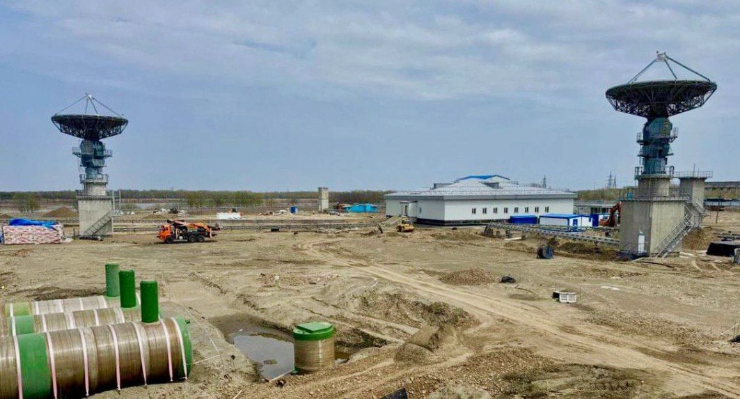 На Сахалине строят «глаза» для космодрома Восточный На побережье Сахалина, неподалёку от Поронайска, идёт строительство важного объекта для отечественной космической отрасли — трассового измерительного пункта, который станет частью инфраструктуры космодрома Восточный. Новый комплекс должен повысить качество связи с ракетами и спутниками, а также сделать управление полётами более точным. По плану, стройку завершат к концу 2025 года. Объект будет принимать и обрабатывать телеметрические данные, а также сопровождать запуски, которые проводятся в Амурской области. Всё программное и техническое оснащение — российского производства. Это особенно подчёркивают в «Дирекции космодрома Восточный», специалисты которой на днях проверили ход работ и провели совещание с подрядчиком. Сейчас решается вопрос с подключением объекта к постоянному электроснабжению, чтобы приступить к полномасштабному тестированию. Параллельно идёт подготовка инфраструктуры к передаче в ведение АО «Российские космические системы», которые займутся установкой оборудования. Генподрядчик из «ПСО Казань» заверяет, что всё идёт по графику и задержек не ожидается. #Сахалин