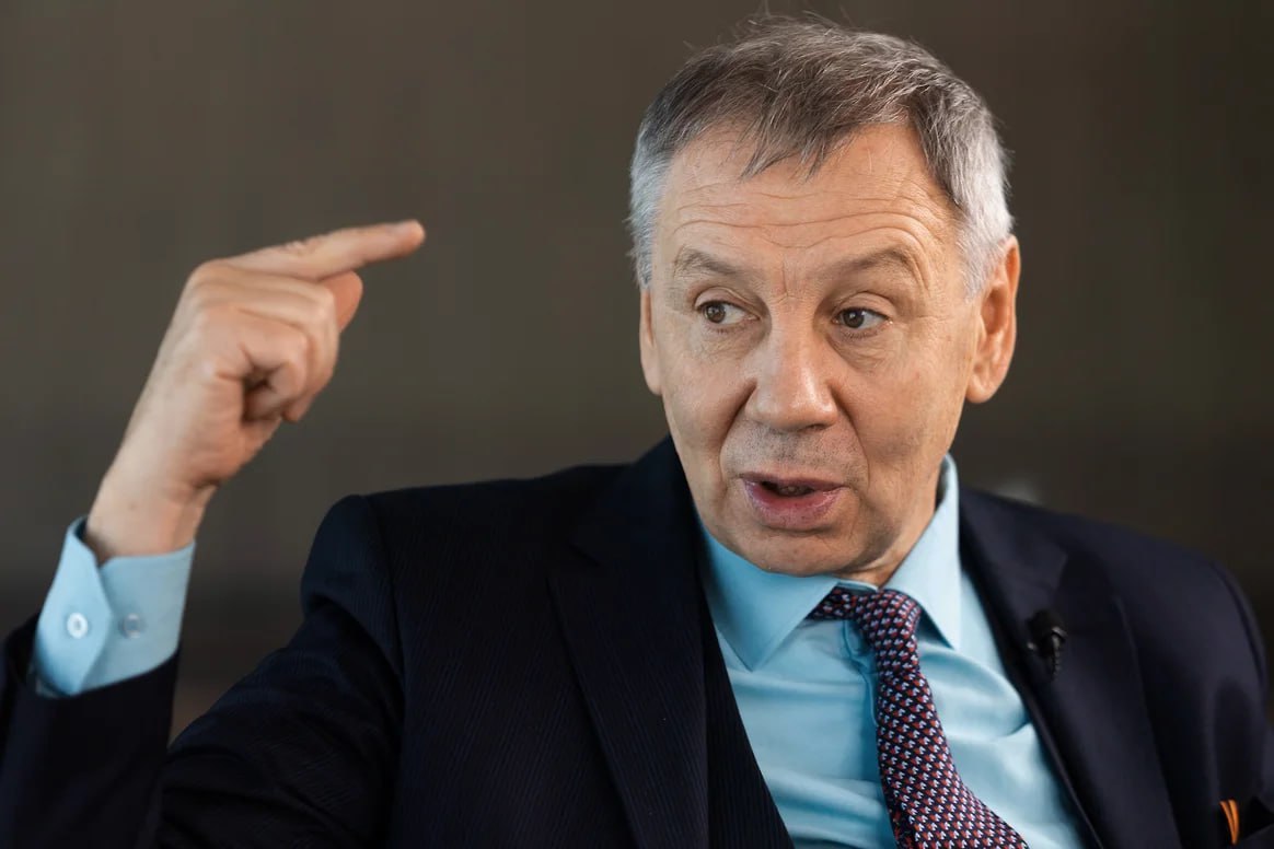 На политолога Сергея Маркова составили первый протокол о нарушении иноагентских предписаний за то что он не донёс на себя в Минюст В Останкинский районный суд Москвы 18 ноября поступило административное дело о нарушении требований к иностранным агентам в отношении прокремлевского политолога Сергея Маркова Протокол составили по статье КоАП за деятельность в качестве иностранного агента лицом не включённым в реестр Исходя из контекста речь идёт о периоде активности Маркова когда он не был признан иноагентом По логике законодательства он должен был сам заявить на себя в Минюст В августе Минюст внёс Сергея Маркова в список иностранных агентов После этого пропагандист Соловьёв призвал посадить его Задонатить через бота Patreon Boosty