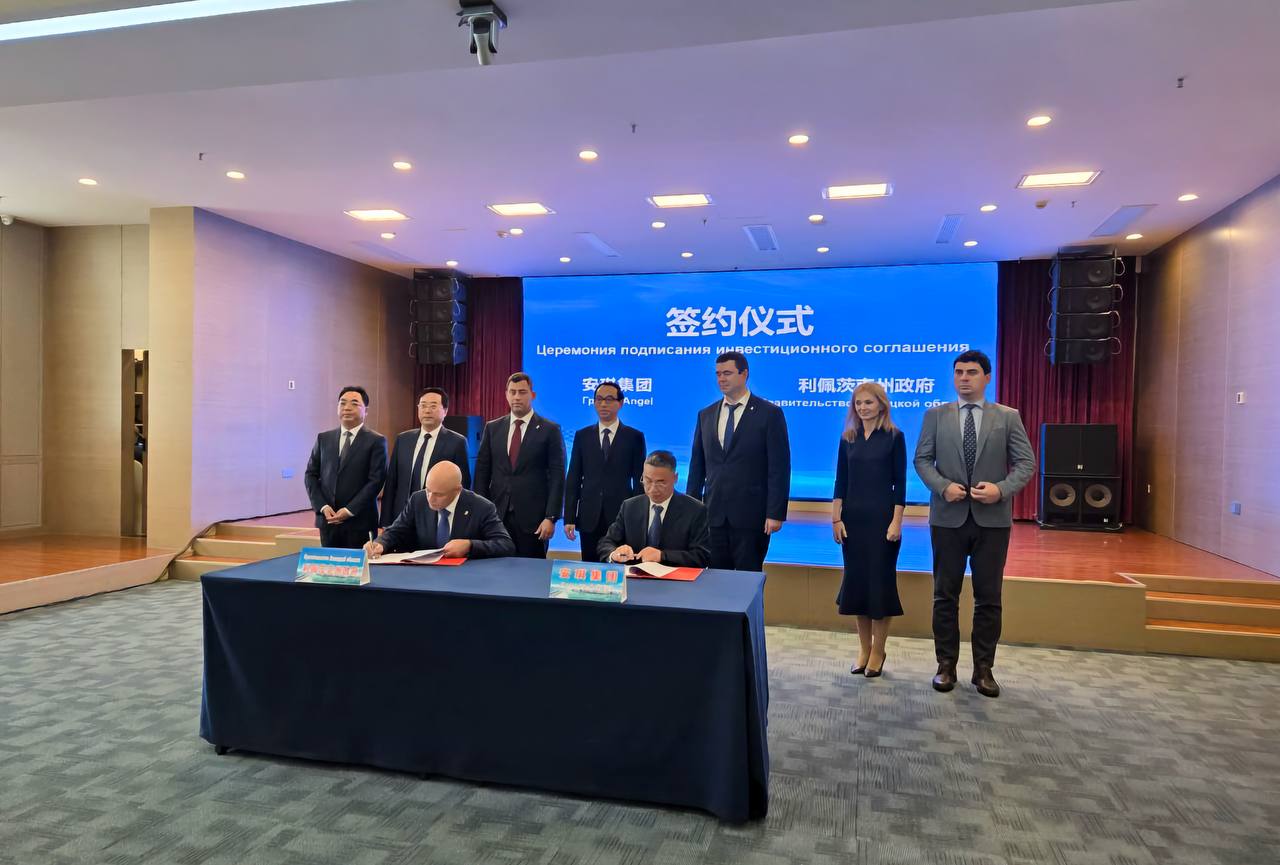 Соглашение с китайской корпорацией Angel Yeast подписал Игорь Артамонов во время делового визита в КНР Благодаря иностранным инвестициям в 11 1 млрд рублей крупнейшее в России дрожжевое производство ждёт расширение К концу 2027 года завод в Данковском районе пополнится третьей производственной линией Предприятие сможет производить 55 тысяч тонн сухих дрожжей три тысячи тонн пищевых ингредиентов и 92 тысячи тонн жидких органических удобрений или кормов в год Это соглашение ещё один шаг в укреплении партнёрства между Липецкой областью и китайскими инвесторами Мы создаём комфортные условия для работы бизнеса и реализации перспективных проектов которые дают региону новые рабочие места технологии и экономический рост рассказал губернатор Липецкой области Игорь Артамонов Подписаться на нас в МАХ