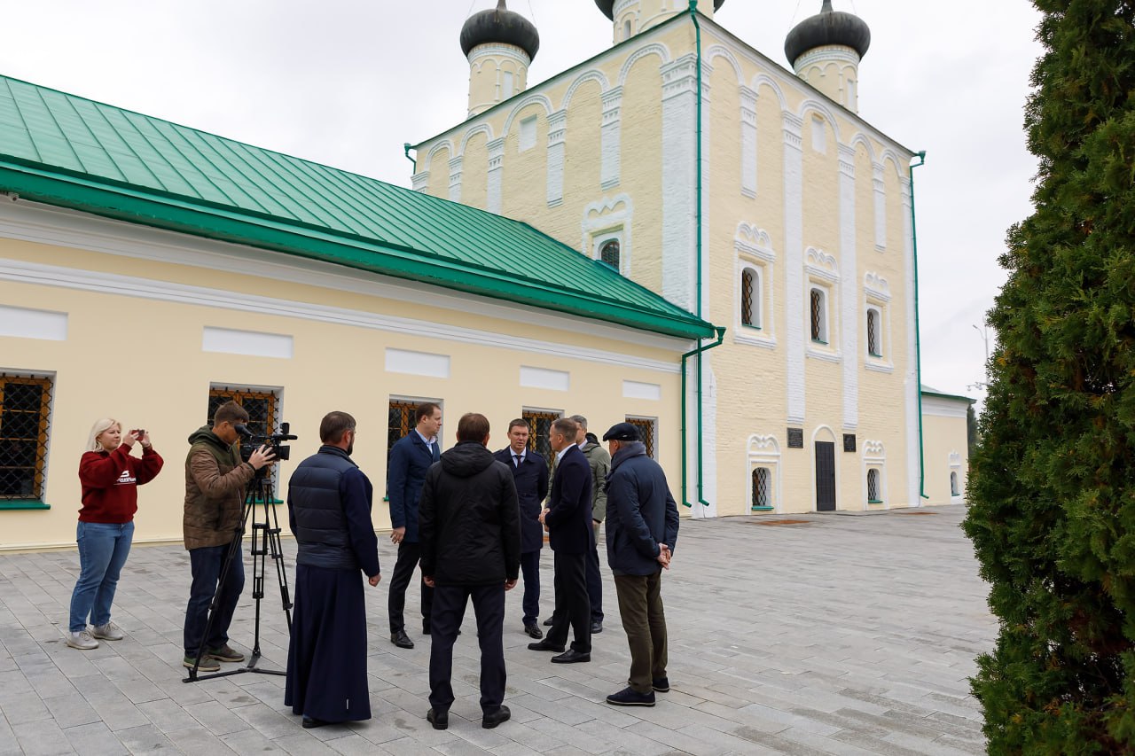 В Воронеже завершилась реставрация Успенского Адмиралтейского храма  Оценить проведенные работы приехал депутат Государственной Думы Александр Сидякин. Вместе с ним в мероприятии приняли участие председатель Воронежской областной Думы Владимир Нетёсов и замгубернатора Дмитрий Маслов.  Успенский Адмиралтейский храм, являющийся одной из визитных карточек города, последний раз ремонтировался 13 лет назад. При содействии Александра Сидякина обновление этого объекта культурного наследия проводилось по проекту «Историческая память».  В порядок привели фасад, купола, ливнёвку, отмостку и тротуары.  Участники рабочей встречи осмотрели два исторических объекта, которые планируют реконструировать в рамках проекта «Историческая память». Работы намечены на 2025-2026 годы.  #нетёсов_облдумаvrn