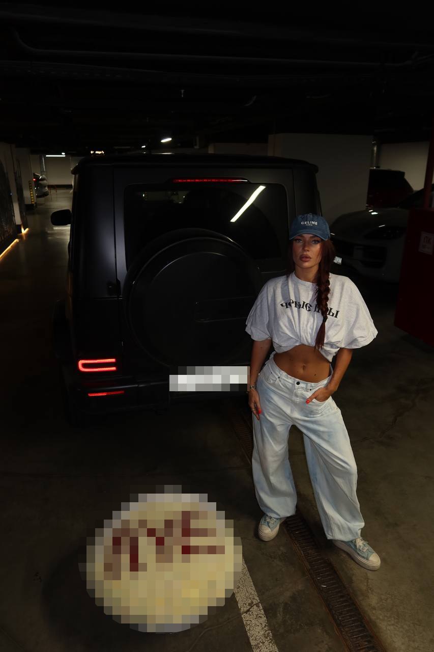 Блогершу Олесю Рожкову арестовали на десять суток за АУЕ 23 летнюю Рожкову признали виновной в публичной демонстрации символики движения АУЕ Все из за букета с такой надписью фото которого она опубликовала в соцсетях движение АУЕ признано экстремистским и запрещено в России ВПШ