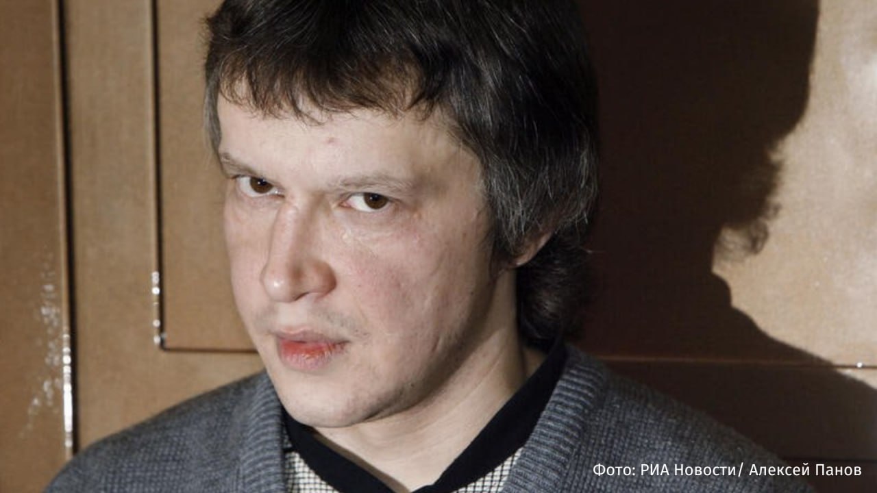 Битцевский маньяк, отбывающий пожизненный срок, попытался перевестись из ИК "Полярная звезда" в поселке Харп в мордовскую колонию, чтобы быть ближе к родственникам. Как стало известно РЕН ТВ, Александр Пичушкин подал прошение после того, как он признался в 11 новых эпизодах убийств, совершенных на территории Москвы и Подмосковья. Однако, администрация "Полярной совы" и ФСИН отказала маньяку в переводе, из-за чего осужденный подал жалобу на ведомство, следует из карточки дела. Пичушкин впервые убил, когда ему было 18 лет. Он задушил веревкой своего единственного друга Михаила Одийчука, тело сбросил в коллектор. Чтобы расположить к себе человека и отвести подозрения, он подолгу разговаривал со своей жертвой. Позже маньяк стал охотиться на одиноких женщин, беспризорников и бездомных — тех, кто не мог дать отпор. Перед тем, как забить жертву молотком, как правило, вместе крепко выпивали. Пичушкина не подозревали даже соседи. Жильцы пятиэтажки на юге Москвы до сих пор вспоминают его как тихого бесхребетного алкоголика. Отправить новость