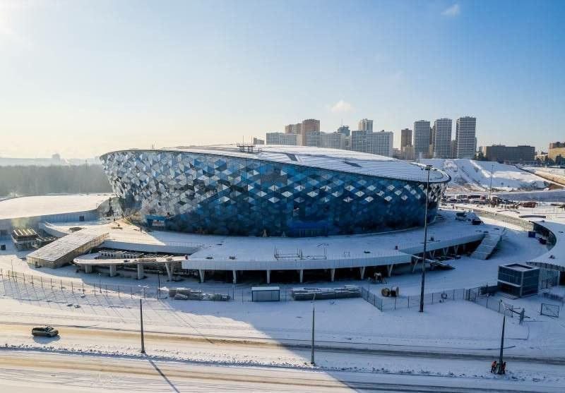 Режим повышенной готовности планируют ввести на территории Сибирь Арены из за состояния ливнёвки под близлежащей дорогой у которой недостаточная пропускная способность что может привести к разрушению дорожного полотна Проект постановления был опубликован на сайте мэрии В нём также указано что в режим повышенной готовности планируют перевести департамент по чрезвычайным ситуациям ЕДДС города и департамент дорожно благоустроительного комплекса Администрации Кировского района проинформировать пользователей автомобильных дорог и жителей города об аварийно опасном состоянии автомобильной дороги от пляжа Наутилус вдоль территории Многофункциональной ледовой арены с заездом на дамбу Октябрьского моста в Кировском и Ленинском районах Специалистам поручили организовать контроль разработать техническое решение и смету по восстановлению ливневой канализации