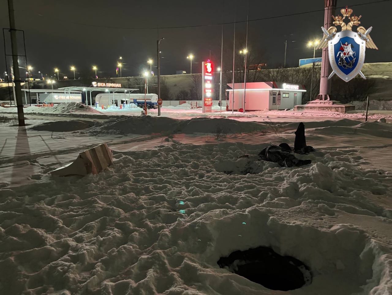 Экс-глава Ленинского района Нижнего Новгорода и его заместитель получили условные сроки за халатность. По их вине 18-летний нижегородец провалился в колодец и умер  Трагедия произошла в декабре 2022 года на территории бывшего стройрынка «Карповский» недалеко от Мызинского моста. Студент Рустам Толибшоев провалился в занесенный снегом колодец без крышки. Молодой человек не смог выбраться и скончался от переохлаждения, его тело спустя несколько недель нашли волонтеры.   Как установило следствие, глава администрации Ленинского района Александр Кулагин и его первый заместитель Максим Кулагов по поручению мэрии должны были благоустроить территорию и, в частности, огородить люк, но не сделали этого.  Суд признал бывших чиновников виновными в халатности, повлекшей по неосторожности смерть человека, и назначил им условные сроки лишения свободы: Кулагину — 2,5 года, Кулагову — 1,5 года, сообщает пресс-служба судов общей юрисдикции региона.   СУ СК по Нижегородской области    Подписаться   Прислать новость    ГТРК «Нижний Новгород» в VK