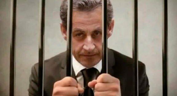 Сижу я в неволе орел пожилой Людк ты смотри чо делается то Бывший президент Франции Николя Саркози томящийся в застенках Бастилии Сантэ отказывается есть тюремную еду Удовлетворяется он только йогуртами потому что сам готовить совершенно не умеет хотя в тюрьме такая возможность есть он не умеет даже сварить яйцо да и не делает этого из принципа Осознавая враждебное отношение к себе со стороны многих сокамерников он отказывается прикасаться к любой еде которую ему приносят в камеру Из страха что кто то мог плюнуть в его пищу или сделать что то ещё хуже Что то ещё хуже Воображение остановись Гусары молчать Подпишись RogandarNEWs мы в MAX