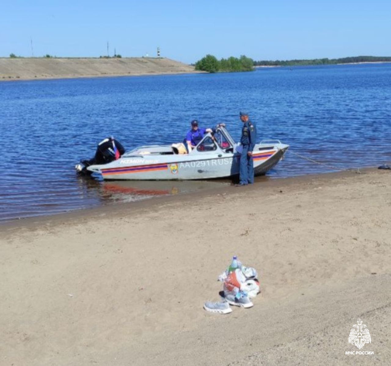 Трагедия на воде омрачила преддверие купального сезона в Чувашии По сообщению МЧС Чувашской Республике, сегодня на правом берегу реки Волга в подходном шлюзовом канале утонул 49-летний житель Новочебоксарска. Сообщение о случившемся поступило в службу спасения около полудня. Несмотря на запрет купания в этом месте, мужчина оказался в воде. Водолазы извлекли его тело. Сейчас устанавливаются обстоятельства трагедии. Сотрудники МЧС призывают к бдительности и соблюдению правил безопасности на воде, напоминая о печальной статистике: с начала года на водоемах республики погибли 4 человека.