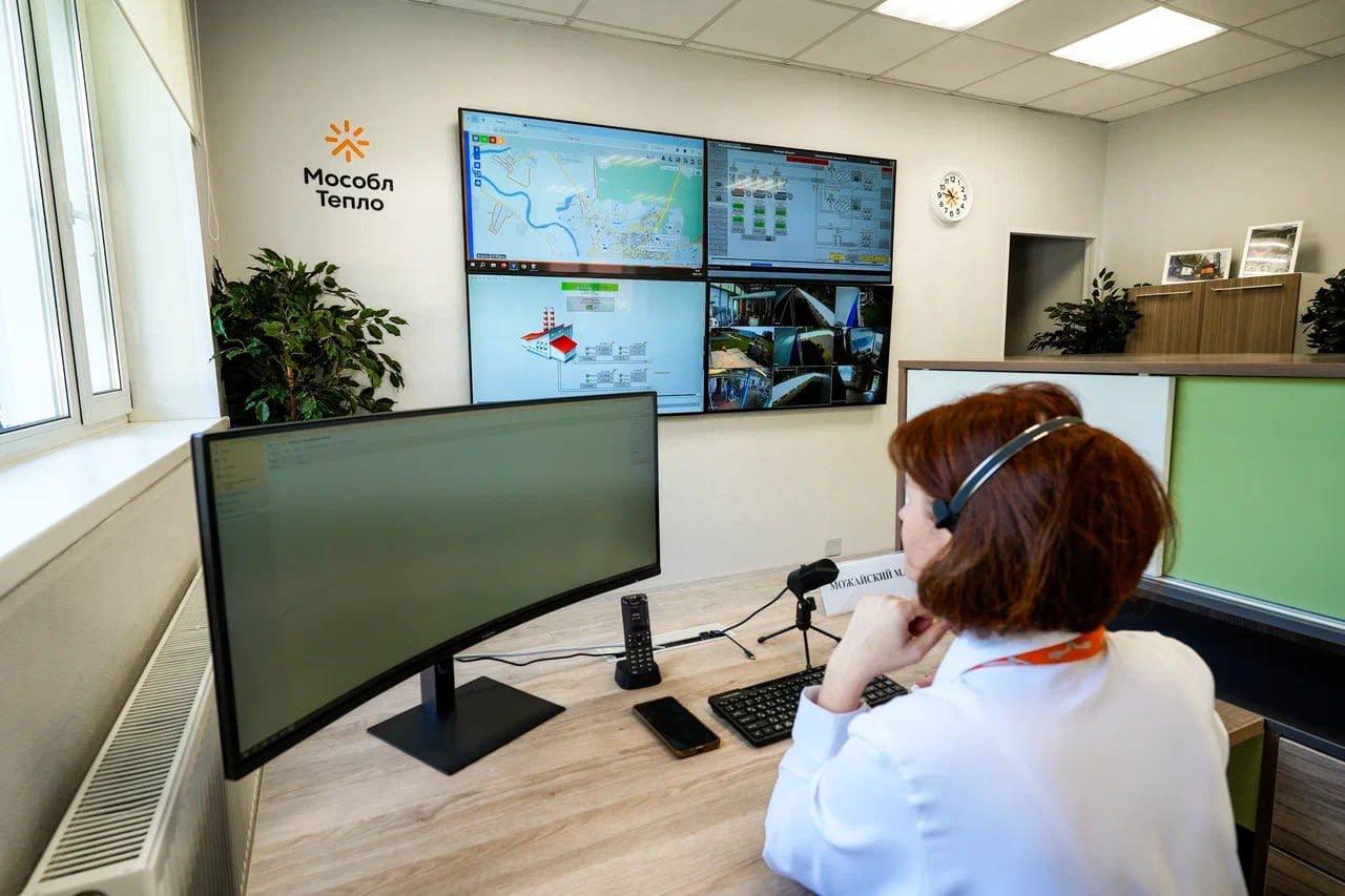 Все ресурсоснабжающие организации Подмосковья начнут работать по новому стандарту Он предполагает усиление аварийных бригад и диспетчерских, техническое переоснащение, обеспечение достойной зарплаты и условий труда сотрудникам, создание единого центра управления, обновление офисов для приема жителей, автоматизацию и цифровизацию процессов. Пилотный проект запустили на базе АО «Мособлтепло», которое оказывает услуги по отоплению, водоснабжению и водоотведению в Рузском и Можайском округах. Что сделали? Создали Единый центр приема обращений и автоматизировали передачу заявок. Это позволило сократить время поступления информации исполнителям до 15 минут. Местоположение выездных бригад теперь отслеживается на карте. Организовали 14 мобильных аварийно-восстановительных бригад. В каждой есть мастер, два слесаря и водитель. Машины оснащены самыми современными инструментами и материалами. Информационная система отслеживает выполнение заявок, помогает прогнозировать и предотвращать аварии, определять проблемные места заранее. Чтобы следить за состоянием коммуникаций, установили цифровые датчики. На вызов бригады выезжают со специальными планшетами, где сразу отображается вся информация об аварии с точным адресом. Андрей Воробьёв проверил, как идет работа по новому стандарту и пообщался с сотрудниками. «Сегодня мы посмотрели офис, куда приходят жители в будущем они смогут получать ответы на вопросы, не выходя из дома — платежки это, сверка или подключение , а также цифровую диспетчерскую. Всего 2 диспетчера могут контролировать все, что происходит на котельных в Можайском и Рузском округах, принимают сигналы. Ну и, конечно, сами "аварийки" — современные машины, оснащенные всем необходимым, — сказал губернатор. — Наша задача, чтобы в каждом округе эти стандарты внедрялись. Я очень надеюсь, что ресурсоснабжающие организации после трансформации смогут достойно, профессионально выполнять тот объем работ, который, прежде всего, связан с ликвидацией аварий, ну и, конечно, плановыми задачами». До начала отопительного сезона в регионе планируют привести к единому стандарту аварийно-диспетчерские службы, а до 1 декабря полностью трансформировать все 64 муниципальные РСО. В перспективе это позволит сократить время устранения аварий на 20%.