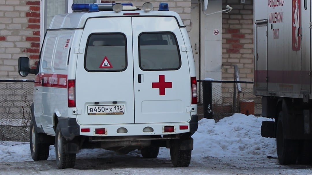 Девять младенцев оказались в больнице после утренника, организованного родителями в Екатеринбурге  Как сообщает пресс-служба свердловского управления Роспотребнадзора, у всех заболевших выявлены признаки кишечной инфекции. Сам утренник прошел 20 декабря. На него собрались 27 взрослых из сообщества по интересам «Январяшки». С собой они привели 24 ребенка.  Расследование Роспотребнадзора показало, что для детей в возрасте 10-11 месяцев  было совсем недетское меню: запеченный картофель, тарталетки с курицей, а также сэндвичи с индейкой, сыром и другими продуктами, непригодными для младенцев.  Вдобавок выяснилось, что одна из матерей привела ребенка с норовирусом. За сутки до праздника женщина обращалась к врачу в связи с признаками отравления у ее ребенка. Роспотребнадзор продолжает проверку, чтобы установить источник заражения детей.