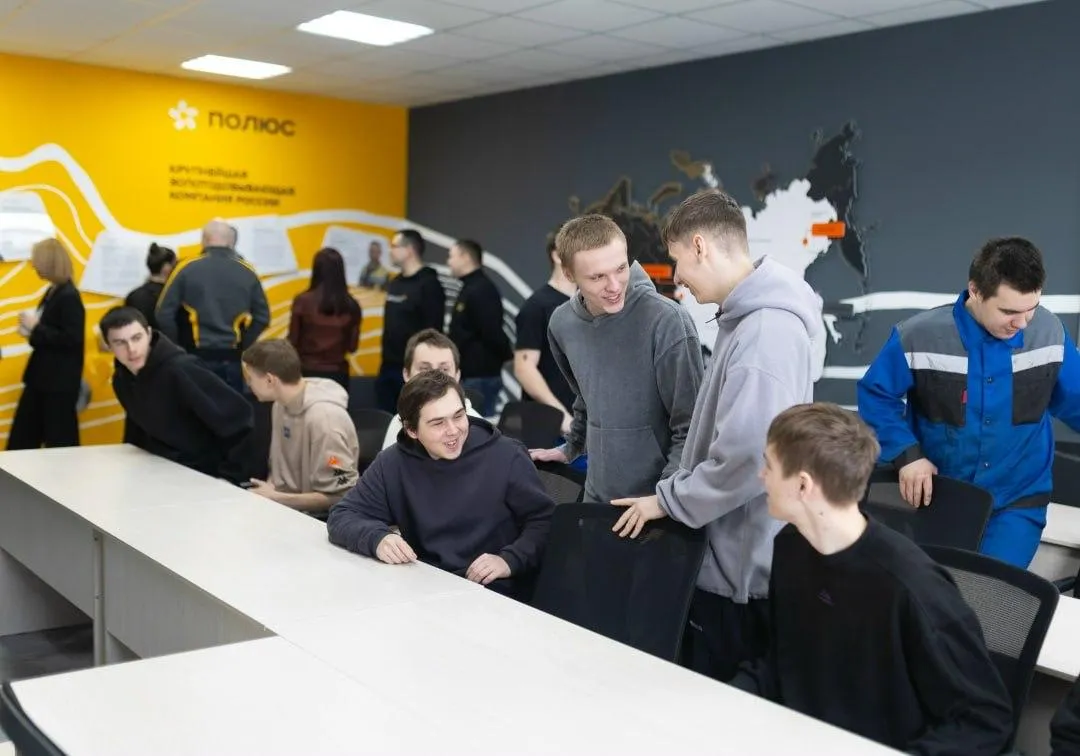 Кадры под ключ бизнес на Колыме готовит студентов под реальные задачи В посёлке Стекольный Магаданской области открылся новый профильный кабинет в Горном техникуме Теперь студенты будут оттачивать навыки на передовом оборудовании Здесь планируют проводить не только занятия но и профессиональные встречи круглые столы и онлайн конференции с ведущими специалистами горнодобывающей отрасли Проект реализован в рамках федерального проекта Профессионалитет нацпроекта Молодёжь и дети при поддержке золотодобывающей компании Полюс Магадан Бизнес вложился в образование чтобы получить на выходе готовых специалистов Ключи от кабинета вручили мастеру производственного обучения Вадиму Шкедову Он много лет проработал на предприятиях Полюса а теперь передаёт опыт студентам Отметим что Владимир Путин не раз подчёркивал Профессионалитет ключевой проект для модернизации среднего профобразования Он объединяет колледжи и бизнес для подготовки рабочих кадров Такую модель с обязательным участием бизнеса считаю необходимым закрепить законодательно сказал глава государства Для Магаданской области где горная добыча основа экономики это не просто новый класс Это гарантия того что студенты будут востребованы А предприятия получат кадры которые не надо переучивать Симбиоз образования и бизнеса в действии