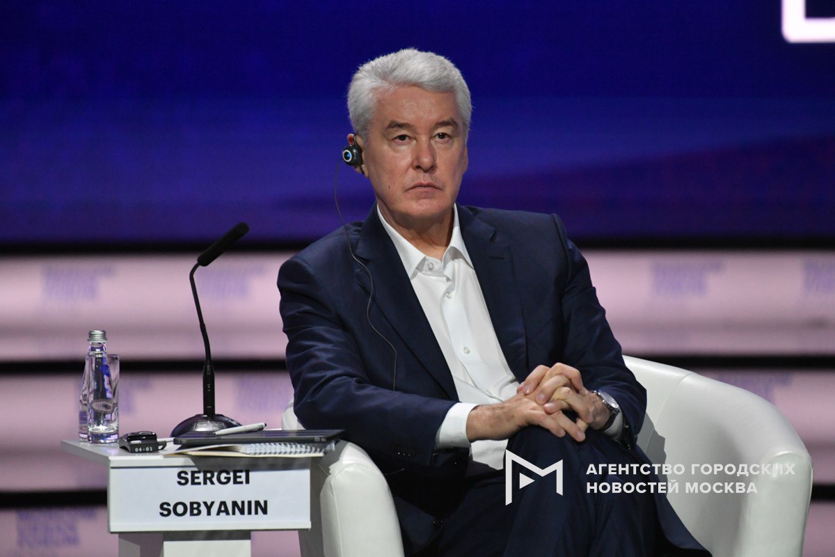 Сергей Собянин выступил на пленарной сессии Финансовая система вызовы и задачи на Московском финансовом форуме 2025 в Манеже передает корреспондент Агентства Москва Что сказал мэр  Москва демонстрирует рост практически по всем направлениям экономики  концентрация населения в мегаполисах дает рост производительности труда  рецессии и кризисы в экономике зависят не только от процентной ставки но и от психологии  Москва последний форпост в борьбе за человеческий капитал   мэр также предложил пересмотреть социальные гарантии для граждан работающих в теневом секторе экономики Подпишись на Агентство Москва