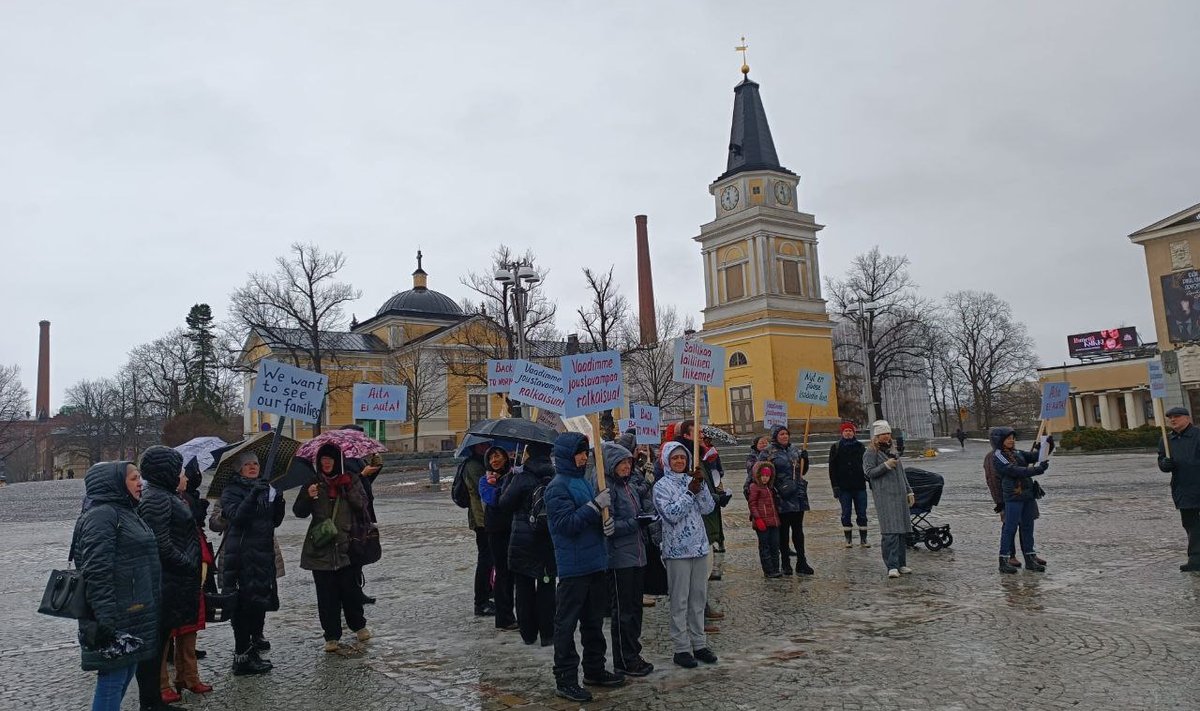 «Люди важнее удобрений!»: в Финляндии прошли демонстрации за открытие КПП на границе с Россией  Организация русскоязычных жителей Финляндии «Александровское общество» провела в нескольких городах страны митинги за открытие контрольно-пропускных пунктов, так как все КПП для пассажиров перекрыты, но грузовое сообщение между Россией и Финляндией продолжается.  «Мы призываем к пересмотру решения Государственного совета о закрытии восточной границы. Несмотря на сложности во взаимоотношениях между государствами, по железной дороге и морским путям по-прежнему происходит передвижение товаров. Мы требуем запуска пассажирских перевозок через восточную границу в кратчайшие сроки», — говорится в заявлении сообщества.  Известно, что среди других требований — прекращение закрытия русскоязычных школ и классов, восстановление почтового сообщения между Финляндией, Белоруссией и Россией, а также призыв отказаться от введения ограничений на покупку недвижимости для людей с российским гражданством.  #Финляндия #Россия   Прислать новость     , чтобы видеть больше