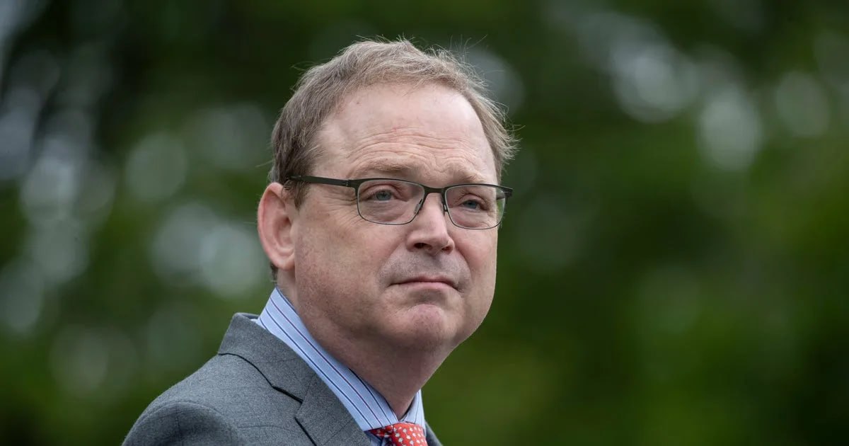 Кандидатом на пост председателя Федеральной резервной системы США стал Кевин Хассетт директор Национального экономического совета Белого дома пишет Bloomberg Он участвовал в рабочей группе по цифровым активам и ранее раскрывал что владеет акциями биржи Coinbase на сумму не менее 1 млн COIN Хассетт также принимал участие в подготовке летнего доклада Белого дома по регулированию криптовалют В документе обсуждались правила обращения стейблкоинов налогообложение банковские услуги для криптокомпаний и борьба с нелегальным оборотом цифровых активов По данным Bloomberg Хассетт считается близким соратником Дональда Трампа и придерживается схожих взглядов на политику процентных ставок Он может реализовать в ФРС подход Трампа к смягчению денежно кредитной политики контроль над которой экс президент давно стремится усилить jkinvest news jkinvest