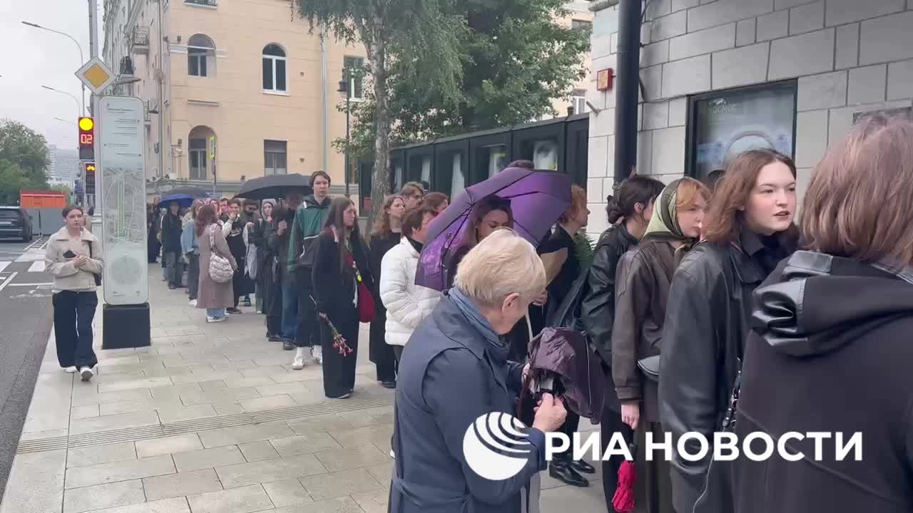 Прощание с Юрием Бутусовым: мемориал у Театра имени Пушкина