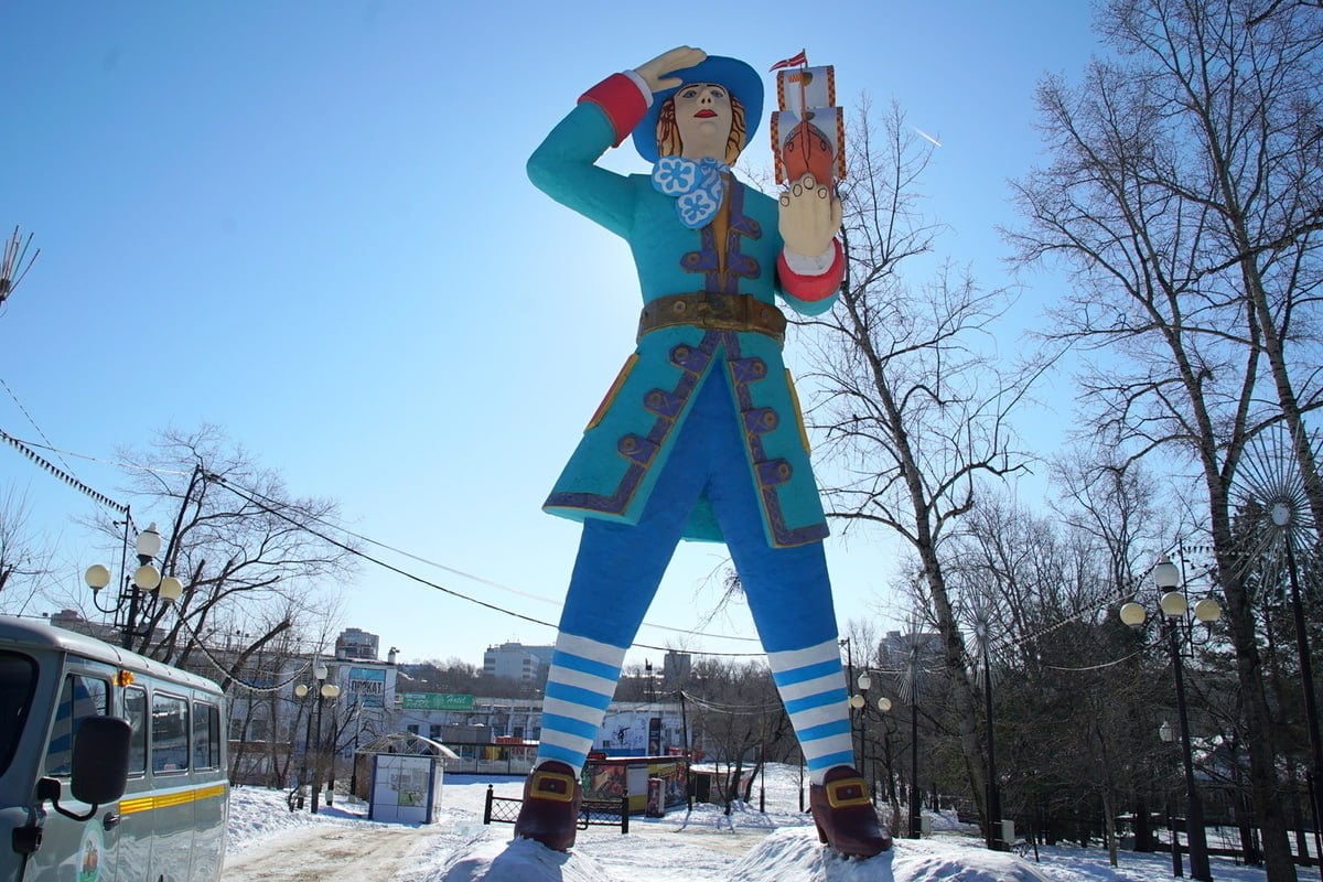 В Хабаровском городском парке появится сказочный ледяной лес.  Администрация МАУ «Городской парк отдыха г. Хабаровска» приступает к монтажу новогоднего городка. На этой неделе начнется добыча льда для ледяных фигур, включая Деда Мороза, Снегурочку, Гулливера и символ года – змею.    Будет установлено больше праздничной иллюминации и две новые ледяные горки для детей. В этом году парк будет оформлен в концепции «Сказочный лес».  Ждете новый год?  #Хабаровск       Дальний Восток   Делись новостью