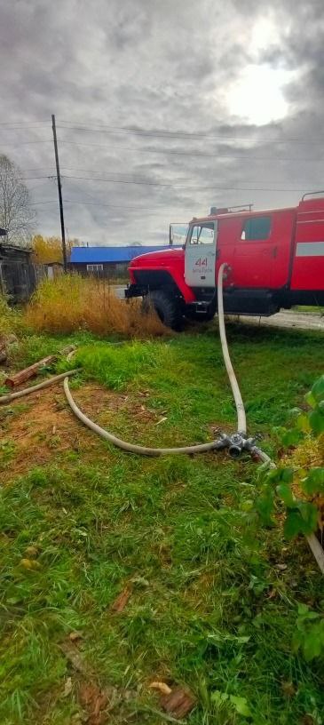 Тымовские огнеборцы ликвидировали пожар в селе Арги-Паги   7 октября в 10:29 в диспетчерскую Тымовского пожарного отряда поступило сообщение о пожаре в селе Арги-Паги, на улице Комсомольской. д. 9.   Пожарные прибыли на место в 10:32. К этому моменту открытым пламенем горела хозяйственная постройка. Площадь возгорания составила 16 квадратных метров.   Пожар локализовали в 10:36, а в 11:20 полностью ликвидировали.   В тушении были задействовано 2 человека личного состава и 1 единица техники.    Пострадавших и жертв нет.  Причины пожара устанавливаются.