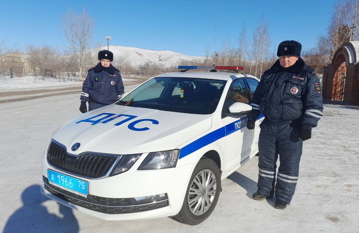 ‍  В Оловяннинском районе сотрудники Госавтоинспекции помогли водителю и пассажирам сломавшегося автобуса   Вечером 28 февраля в дежурную часть ОМВД России по Оловяннинскому району поступила информация о том, что на 309 километре автомобильной дороги «Чита-Забайкальск» сломался автобус, следовавший из регионального центра в город Краснокаменск. В салоне транспортного средства находилось 17 пассажиров, из которых один 9-летний ребенок.   К месту поломки незамедлительно выехали сотрудники Госавтоинспекции. Выяснилось, что у автобуса возникла техническая неисправность с коробкой переключения передач, из-за которой транспортное средство не могло продолжить движение.  ‍ Инспекторы ДПС лейтенант полиции Иван Крюков и старший сержант полиции Александр Спиридонов на протяжении пяти часов регулировали движение на месте поломки, организовав при этом доставку еды и горячего чая для пассажиров сломавшегося транспортного средства.  Вскоре из Читы приехал другой автобус, который забрал всех пассажиров и довез до места назначения. После этого полицейские организовали отбуксировку сломавшегося автобуса до станции Мирная для его дальнейшего ремонта. Водитель и пассажиры поблагодарили автоинспекторов за оказанную помощь в сложившейся ситуации    Полиция Забайкалья напоминает, что в случае непредвиденных ситуаций, связанных с поломкой транспортных средств либо другими происшествиями, следует обращаться за помощью в оперативные службы.   Личный состав Госавтоинспекции несет службу круглосуточно и готов прийти на помощь водителям и пассажирам, оказавшимся в трудной ситуации.    Полиция Забайкалья