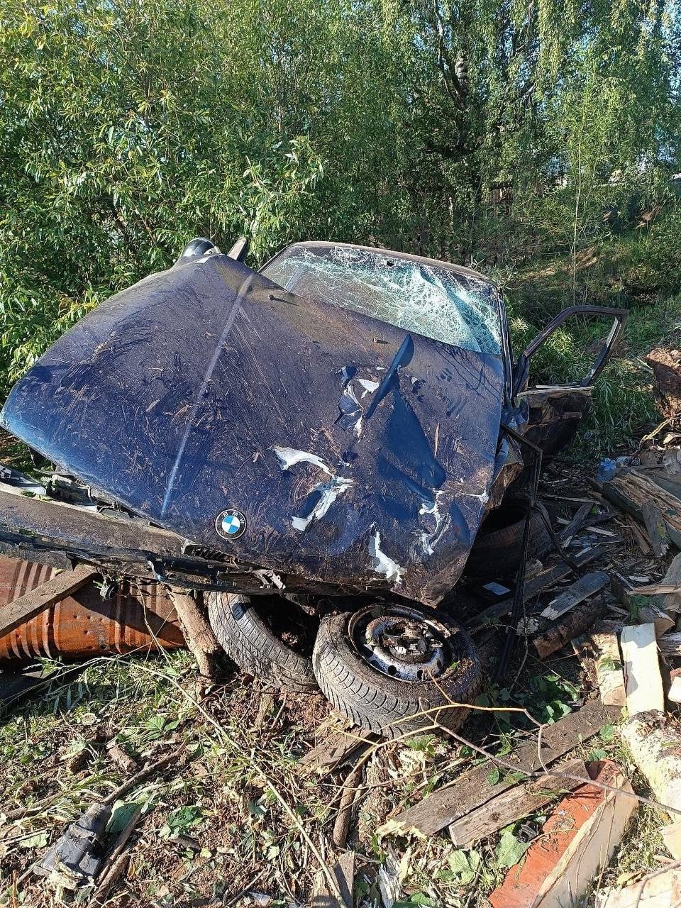 Три молодых парня покалечились в ДТП, гоняя на BMW по Нагорску В воскресенье, 27 июля, в поселке Нагорск водитель BMW не справился с управлением, из-за чего машина вылетела в кювет. Страшная авария случилась в районе дома №48 по улице Советской. Выяснилось, что внутри иномарки находились три молодых человека: 21-летний водитель и пассажиры в возрасте 21 года и 19 лет. Каждый из них получил травмы различной степени тяжести. О состоянии парней неизвестно. По факту ДТП в полиции организовали проверку. Подписаться