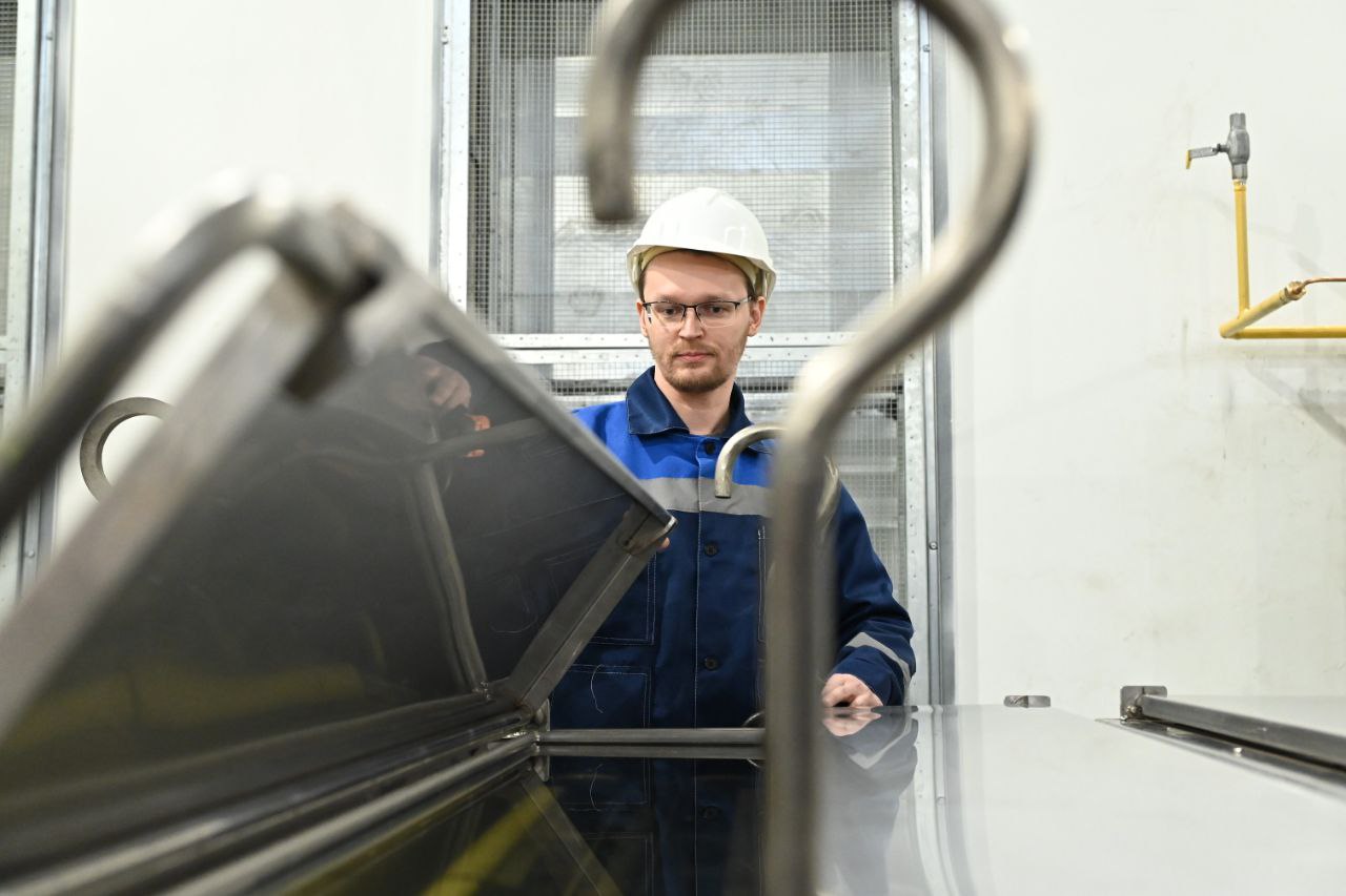 Челябинские заводы готовы предложить специалистам заработную плату до 150 тысяч рублей Около 40 предприятий города и области представят порядка пяти тысяч вакансий для соискателей различного уровня подготовки 27 июня в Образовательном комплексе «Смена» на Всероссийской ярмарке трудоустройства. Об этом на пресс-конференции медиахолдинга «Гранада Пресс» рассказал начальник Главного управления по труду и занятости населения Челябинской области Александр Шегуров. «Хочу сказать, что мы отбираем не просто работодатели, мы смотрим наилучшие условия труда, наибольшую заработную плату и эти работодатели попадают у нас на ярмарку трудоустройства», — подчеркнул Александр Шегуров. Работодатели расскажут о трудоустройстве, социальных гарантиях и востребованных профессиях. Среди вакансий: инженер по испытаниям и измерениям с зарплатой от 100 до 150 тысяч рублей, инженер-технолог по механической обработке с зарплатой 150 тысяч рублей, оператор станков с программным управлением с зарплатой 80–100 тысяч рублей, шлифовщик с зарплатой 104,2 тысячи рублей, слесарь-ремонтник по гидравлическому оборудованию с зарплатой 150 тысяч рублей. «Предприятия, которые я назвал, также могут предложить обучение в своих учебных центрах или за счет работодателя. Очень важно на сегодняшний день видеть такие вакансии, которые в перспективе и с ростом заработной платы и с перспективе с ростом повышения квалификации», - отметил спикер. Соискателям рекомендуется иметь с собой трудовую книжку и документы об образовании. Также будет возможность пройти онлайн-собеседование с работодателями региона.
