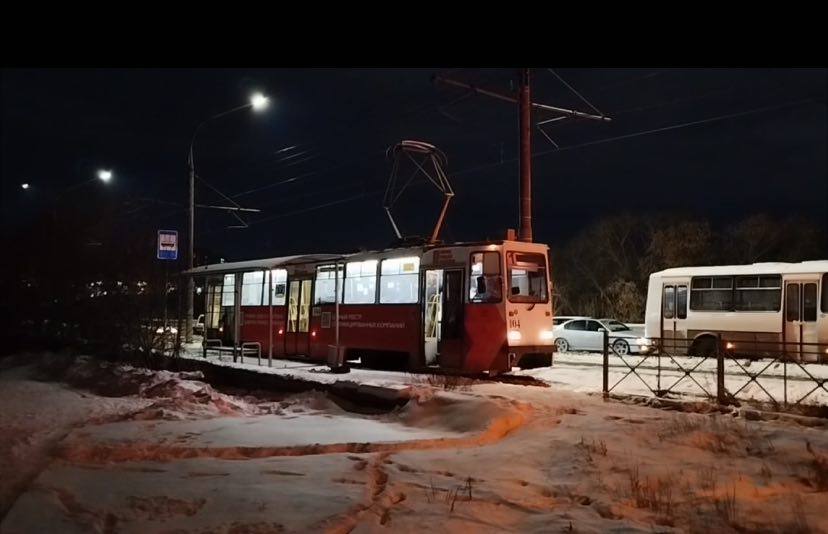 Сегодня вечером в УМВД России по городу Омску поступило сообщение об уходе из учебно-воспитательного учреждения закрытого типа 17-летнего подростка.   Разыскиваемый был обнаружен сотрудниками полиции в трамвае на улице 2-я Восточная. Подросток отказывался покинуть трамвай, но после непродолжительного общения с полицейскими согласился это сделать. В результате инцидента никто не пострадал.   Подросток доставлен сотрудниками полиции в центр временного содержания несовершеннолетних правонарушителей.