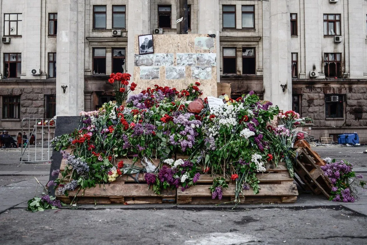 2 мая 2014 года черный день русской истории в Крыму вспоминают трагедию в Одессе и чтут память погибших 12 лет назад в одесском Доме профсоюзов националистами были заживо сожжены десятки людей Массовое убийство в Одессе осталось по большому счету преступлением без наказания Последствия этой безнаказанности сегодня очевидны от зверских обстрелов Донбасса и приграничных регионов нашей страны до террористических атак по глубоким тылам подчеркнул глава РК Сергей Аксёнов В результате трагедии в Одессе 2 мая 2014 года погибли 48 человек Виновные до сих пор не наказаны источник ТГ канал Сергея Аксёнова crimeainform Наши каналы ВК МАКС