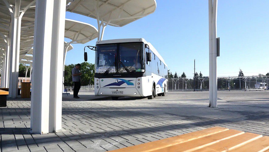 Автовокзал Центральный в Ростове усилит защиту от беспилотников Автовокзал Центральный в Ростове приступил к проведению дополнительной оценки уязвимости с целью создания специальных зон безопасности для защиты от беспилотников Эта информация была опубликована изданием Ведомости Юг со ссылкой на пресс службу компании Группа Агроком которая управляет этим транспортным объектом Данная работа осуществляется в соответствии с новым постановлением правительства РФ 588 вступившим в силу весной 2025 года Это постановление устанавливает требования по организации зон безопасности вокруг важных объектов включая транспортные комплексы с целью предотвращения потенциальных угроз со стороны дронов После того как будут определены точные границы таких зон специалисты составят список необходимых технических средств защиты для их оснащения В числе рассматриваемых мер безопасности использование антидроновых сетей Дарвин Эти сети обладают специальным плетением которое эффективно препятствует проникновению беспилотников в охраняемую зону Подобные технологии уже применяются для защиты критически важных объектов инфраструктуры по всей России что подтверждает их эффективность и надежность Автовокзал Центральный был открыт летом 2024 года на территории бывшего аэропорта Ростова на Дону Проект потребовал инвестиций более одного миллиарда рублей и стал одним из ключевых транспортных узлов региона Внедрение современных систем безопасности включая защиту от беспилотников является частью стратегии по обеспечению безопасности пассажиров и бесперебойной работы автовокзала Подпишись на 1Rnd Написать в редакцию