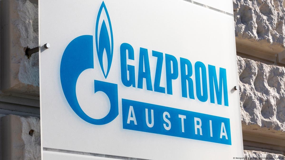 Газпром снова судится с австрийцами Но на этот раз в России газовый гигант подал два иска в арбитражный суд Санкт Петербурга и Ленинградской области к дочерней структуре OMV и TAG GmbH Последняя является оператором Трансавстрийского газопровода который прокачивает газ через всю Австрию для последующего экспорта в Италию История тянется с 2024 года до середины ноября Газпром отправлял в Австрию примерно 16 75 млн кубометров газа в месяц или 6 2 млрд кубометров в год примерно 1 от общего потребления в ЕС После этого поставки остановились причиной остановки стал иск OMV к Газпрому на 230 млн за остановку прокачки газа в Германию Судились стороны в Стокгольмском арбитраже выиграла ожидаемо OMV В качестве оплаты штрафа они забрали газ как раз на те самые 230 млн После этого взаимоотношения компаний перешли исключительно в судебную плоскость Скорее всего российский суд встанет на сторону родной компании правда непонятно какие ограничительные меры он сможет применить к австрийцам Нефтебаза