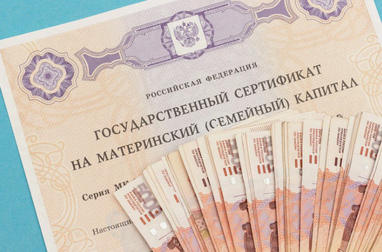 В Правительство РФ внесён законопроект о выплатах студенткам за рождение первого ребёнка  На рассмотрение Правительства поступил законопроект, предлагающий единовременную выплату свыше 800 000 рублей студенткам, родившим или усыновившим первого ребёнка до 25 лет.  Авторы инициативы отмечают, что средний возраст рождения первого ребёнка в России составляет 26 лет. Многие девушки откладывают материнство, опасаясь финансовых трудностей. Законопроект направлен на поддержку молодых матерей и стимулирование раннего рождения детей.  Подпишись