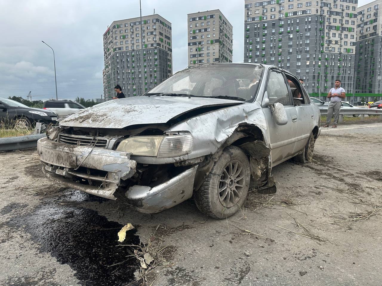 Автомобиль «Тойота» опрокинулся вчера вечером на 4-м километре окружной дороги г. Тюмени. Предварительно, 38-летний водитель «зацепил» обочину, автомобиль съехал в кювет и перевернулся. В результате аварии ранения получил 15-летний подросток, ехавший на переднем пассажирском сиденье, он был пристегнут ремнем безопасности. Обстоятельства ДТП выясняются.