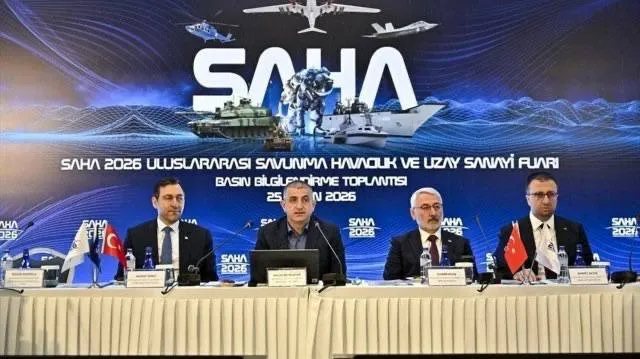 Турция превращает каждую провинцию в базу дронов Доходы от оборонной выставки SAHA 2026 пойдут на создание центров производства и обучения дронам во всех 81 провинциях Турции объявил глава Baykar Халук Байрактар Выставка пройдёт 5 9 мая в Стамбуле Количество участников SAHA выросло со 170 в 2018 году до более чем 1700 компаний в этом году включая 260 иностранных Ожидается свыше 200 тысяч посетителей в 20 раз больше чем на первой выставке Экспорт через платформу SAHA достиг 6 2 млрд долларов в 2024 году цель на 2025 й 8 млрд Центры будут открыты для всех желающих особенно для молодёжи Крупнейший откроется в Стамбуле По словам Байрактара это позволит мгновенно достичь производственных мощностей в миллионы дронов по всей стране в любой момент