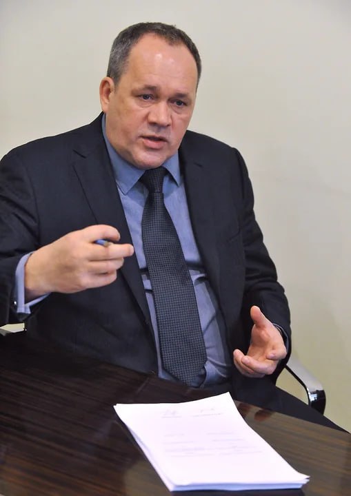 Экс глава Межрегионсоюзэнерго 65 летний Юрий Шульгин приговорен заочно к 22 годам колонии строгого режима Суд признал скрывающегося за границей Шульгина виновным по ч 3 ст 210 ч 4 ст 159 ч 4 ст 174 1 УК РФ организация преступного сообщества с использованием своего служебного положения особо крупное мошенничество и отмывание преступных доходов По данным следствия созданное им из топ менеджеров региональных энергетических компаний организованное преступное сообщество ОПС вывело из единой энергосистемы страны под видом исполнения не связанных с профильной деятельностью договоров в общей сложности около 15 млрд рублей В состав этого ОПС входили бывшие руководители региональных энергосбытовых компаний ПАО Архэнергосбыт ПАО Вологдаэнергосбыт АО Роскоммунэнерго АО Хакасэнергосбыт и ПАО Челябэнергосбыт среди фигурантов был родной брат осужденного Игорь Шульгин а также Елизавета Сахно Вадим Литвинов Светлана Никодимова Иван Ворачев Николай Кривцунов и экс руководитель обанкротившегося АКБ Мосуралбанк Николай Корнеев Последний по данным следствия занимался тем что аккумулировал средства мошенников участвуя в их выводе из России Большинство сообщников Шульгина уже осуждены В качестве дополнительного наказания осужденному запрещено в течение 7 лет занимать должности в коммерческих структурах Также Юрия Шульгина обязали уплатить штраф в размере 7 млн рублей При этом удовлетворены и гражданские иски потерпевших ПАО Россети Северо Запад ПАО Россети Сибирь и ПАО Россети Урал в сумме на 15 млрд рублей Также суд распорядился конфисковать имущество осужденного на 621 млн рублей