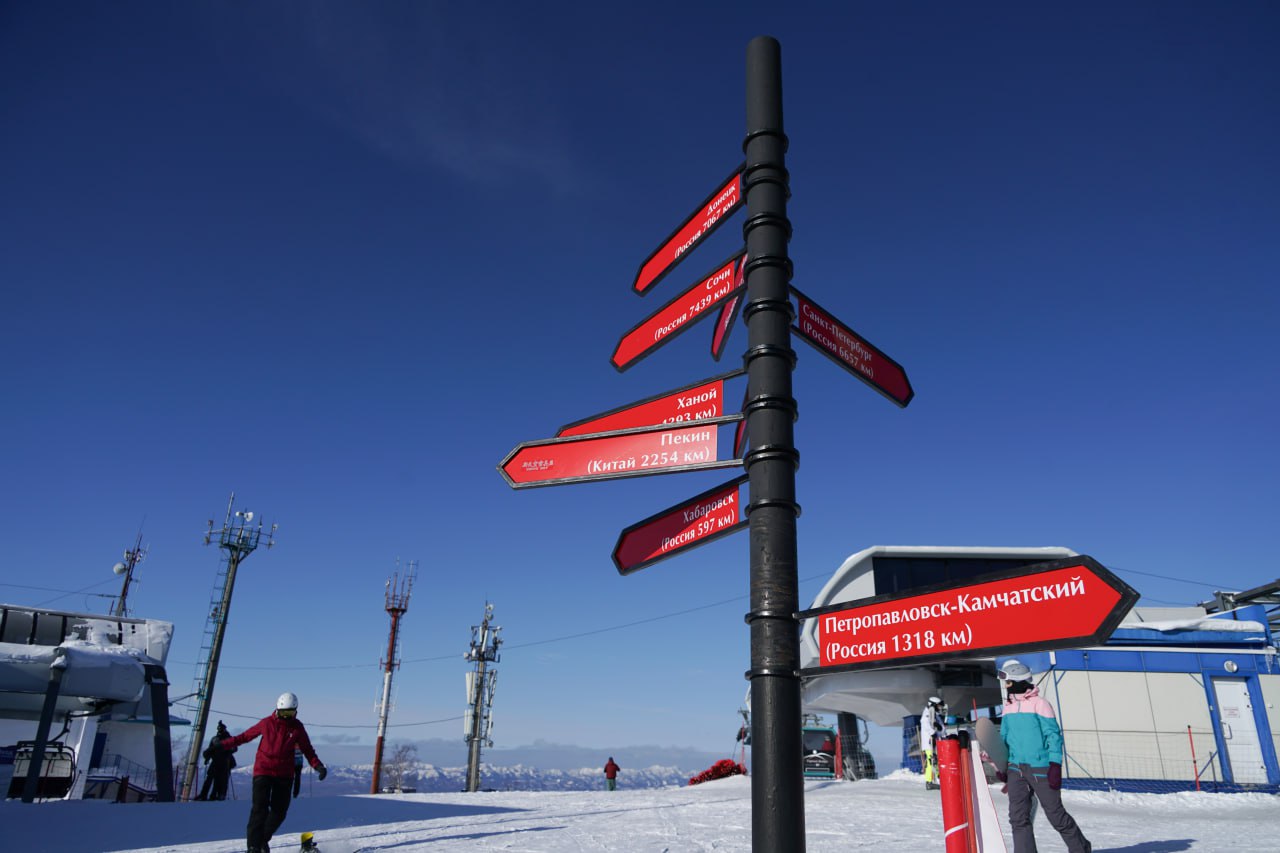 Юрий Трутнев обсудил развитие Горного воздуха с инвесторами Он отметил что комплекс пока развивается медленнее чем планировалось По его словам нынешней длины трасс недостаточно для туристов которые хотят кататься несколько дней подряд Людям важно разнообразие Если трасс мало они сюда не поедут Горнолыжный отдых сегодня это не только лыжи но и полноценное путешествие Инвесторы готовы строить гостиницы и рестораны но они ждут расширения трасс Во всем мире именно государство вкладывается в горнолыжную инфраструктуру У Сахалина есть возможность быстро увеличить количество трасс до 100 километров и больше Тогда Горный воздух сможет конкурировать с Красной Поляной подчеркнул Юрий Трутнев Губернатор Сахалинской области Валерий Лимаренко поддержал эту позицию Он напомнил что раньше регион сначала развивал трассы за счет бюджета а бизнес уже потом строил гостиницы   Подписаться на нас Telegram I MAX Прислать нам новость Sakhonlinebot