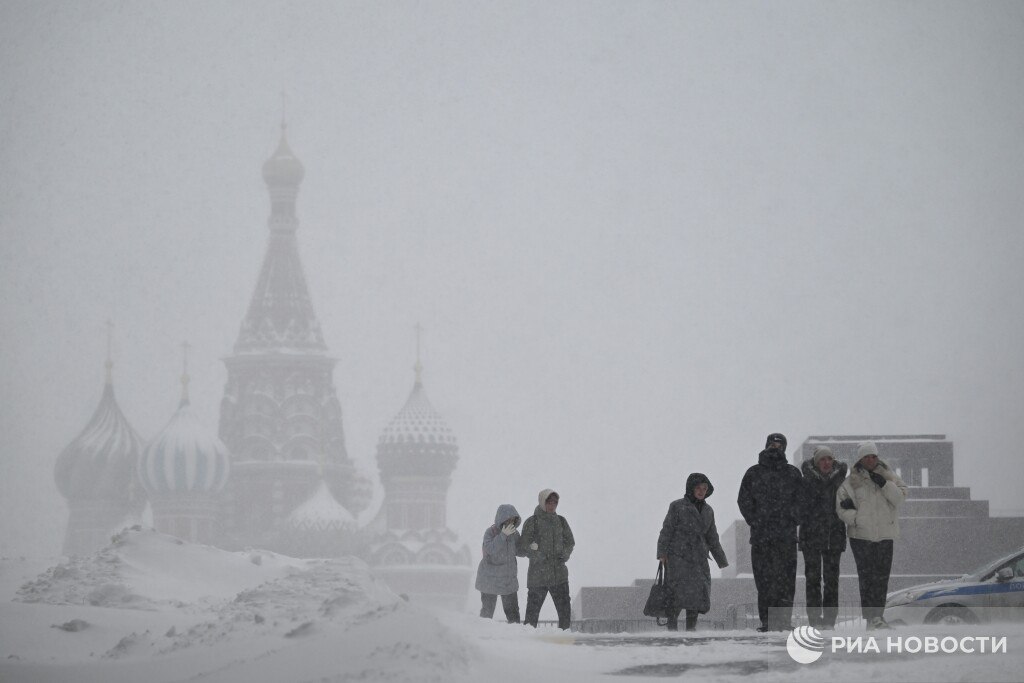 Атмосферное давление в Москве повысится в выходные до рекордных для этих дат 772 мм ртутного столба До этого самое высокое атмосферное давление 17 января было в 1979 году а 18 января в 2010 м рассказали метеорологи Подписаться на РИА Новости