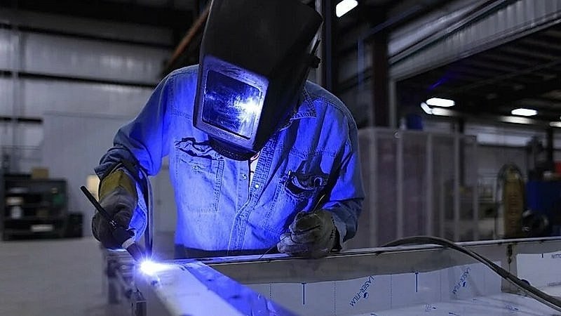 Электрогазосварщику выплатили компенсацию Работник ехал на служебной машине ремонтировать скважины под Нефтекамском. По пути водитель не справился с управлением — машина съехала в кювет и перевернулась. Работник на заднем сиденье получил черепно-мозговую травму и ушиб головного мозга. В итоге прокуратура подала в суд и предприятие обязали выплатить 250 тысяч рублей.