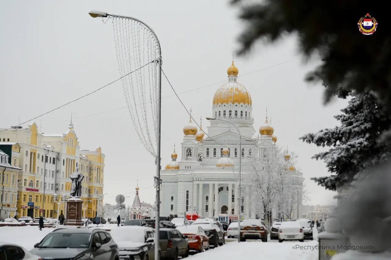 Осветите тьму масштабная модернизация освещения продолжается в Саранске К концу первого квартала 2026 года планируется замена 300 кронштейнов 500 опор и 5000 светильников Также будет проложено 88 км новых проводов Всего изменения коснутся 54 улиц Фото Республика Мордовия   здорово что проводят такие масштабные работы по освещению ждем результатов Читайте нас в MAX Подписаться на канал