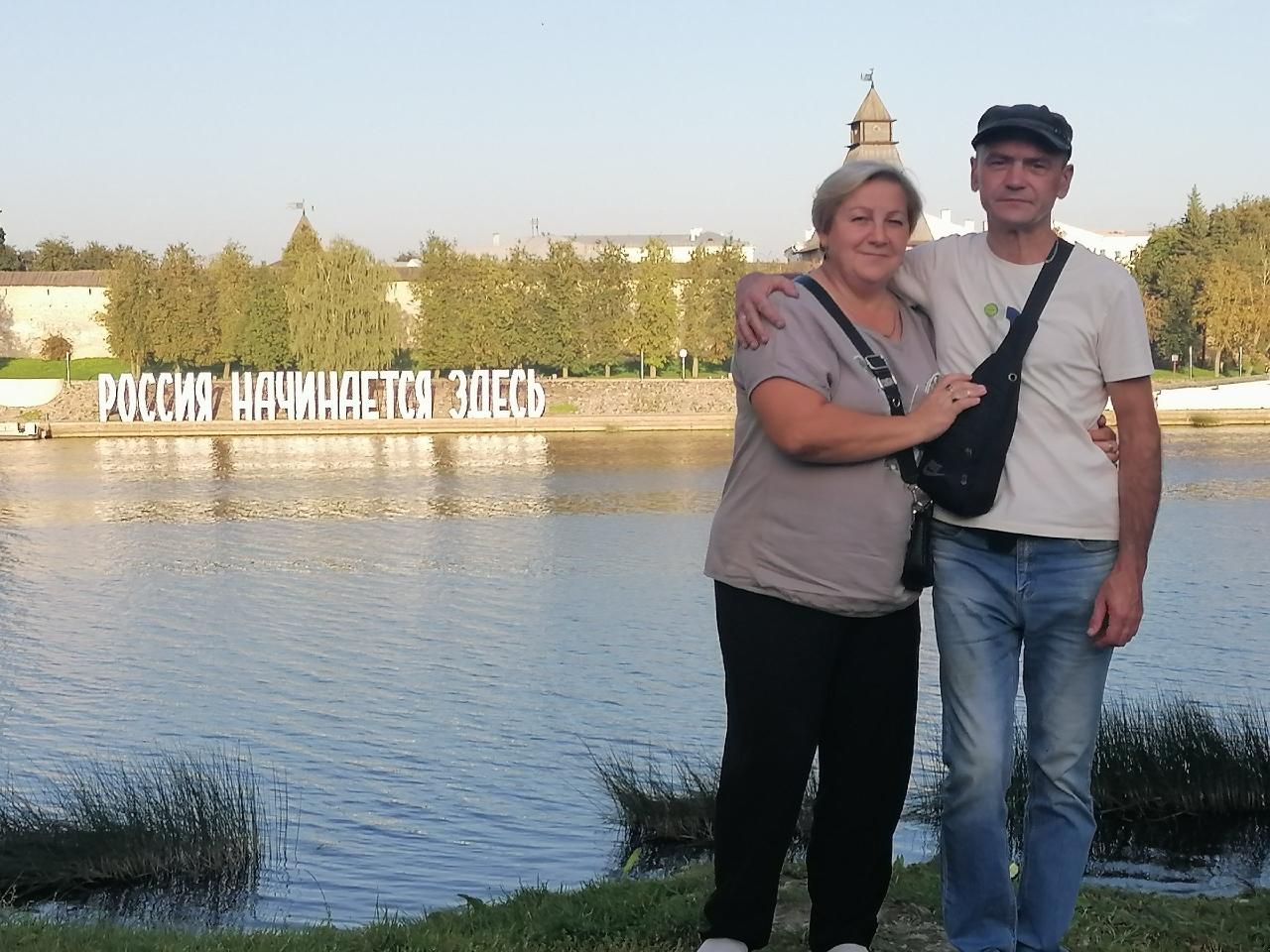 Мужчина спас тонущего мальчика в Новоржевском районе 24 июля у деревни Мешток произошёл случай, который мог закончиться трагедией. Александр Миронов ехал на машине, когда услышал крики о помощи. Он сразу остановился и бросился в воду. Течение уже унесло 12-летнего мальчика далеко от места купания. Ребёнок был без сознания и почти не подавал признаков жизни. Александр вытащил его на берег и начал оказывать первую помощь. Благодаря его грамотным действиям, к приезду медиков мальчик пришёл в себя. Семья Мироновых оказалась в том месте случайно — но именно это совпадение и решимость Александра спасли детскую жизнь. «От всей души благодарю Александра Миронова за неравнодушие, героизм и мужество. Это не просто достойный поступок — это поступок, заслуживающий награды!» - написала глава Новоржевского района Любовь Трифонова. На фото семья Мироновых! СОСЕДИ60 ДАТЬ БУСТ Отправить нам новость