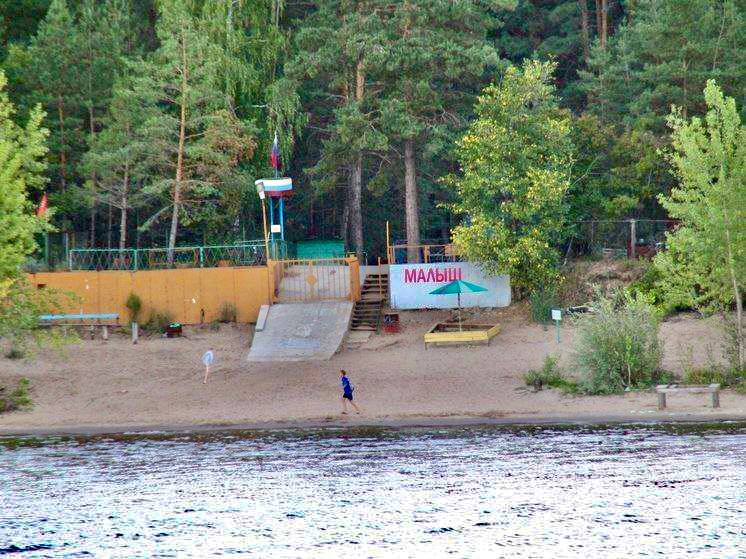 Турбазу Малыш в нацпарке Самарская Лука снесут за месяц Арбитражный суд обязал ООО Авиационные технологии освободить незаконно занимаемую территорию в Рождественском лесничестве Решение вступило в силу после отклонения апелляции компании Владельцам дали месяц на снос 43 домов и 11 хозяйственных построек Земельный участок площадью 4 гектара истребован из незаконного владения так как база отдыха располагалась в особо охраняемой рекреационной зоне без разрешительных документов Прокуратура подтвердила законность решения суда Все строения должны быть демонтированы до 16 октября   63 RU ПОДПИСАТЬСЯ ПРИСЛАТЬ НОВОСТЬ