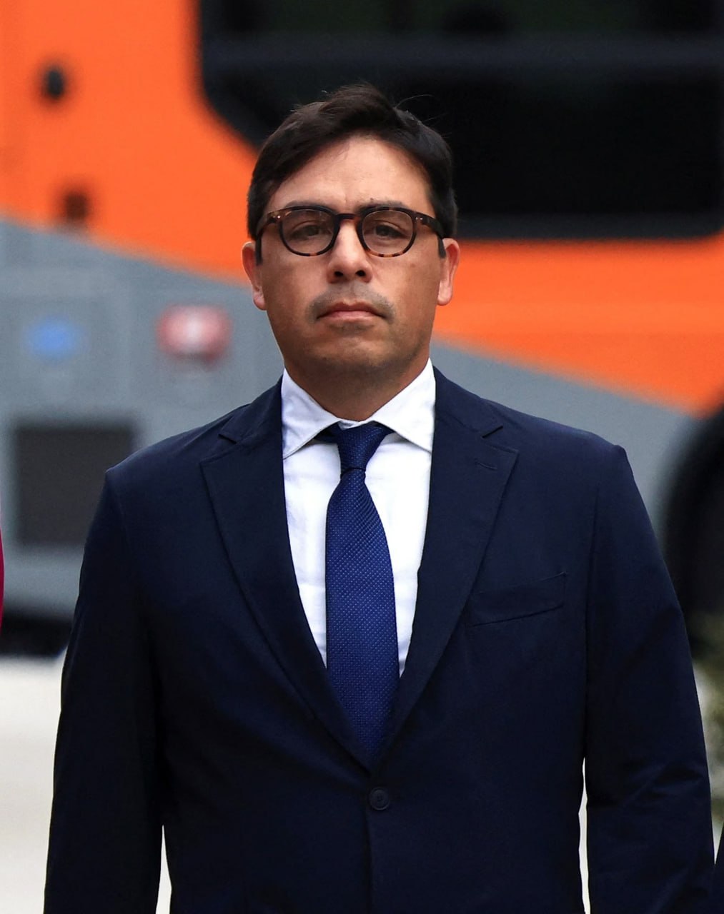 Врач Мэттью Перри получил 2 5 года тюрьмы Сальвадор Пласенсия на фото стал первым фигурантом дела о смерти актера которому вынесли приговор Суд назначил ему 30 месяцев лишения свободы в федеральной тюрьме Медика взяли под стражу прямо в зале суда Мать актера Сюзанна Моррисон выступила с эмоциональной речью на заседании Она припомнила врачу переписку в которой тот называл Перри идиотом В этом человеке не было ничего идиотского Вы давали клятву защищать людей и должны были защитить моего сына заявила она Пласенсия извинился перед семьей и объяснил свои действия финансовыми трудностями клиники несмотря на очевидные признаки зависимости у Перри предложение больших денег оказалось слишком заманчивым   Остальным четырем обвиняемым включая личного помощника актера приговоры вынесут в ближайшие месяцы settersmedia news