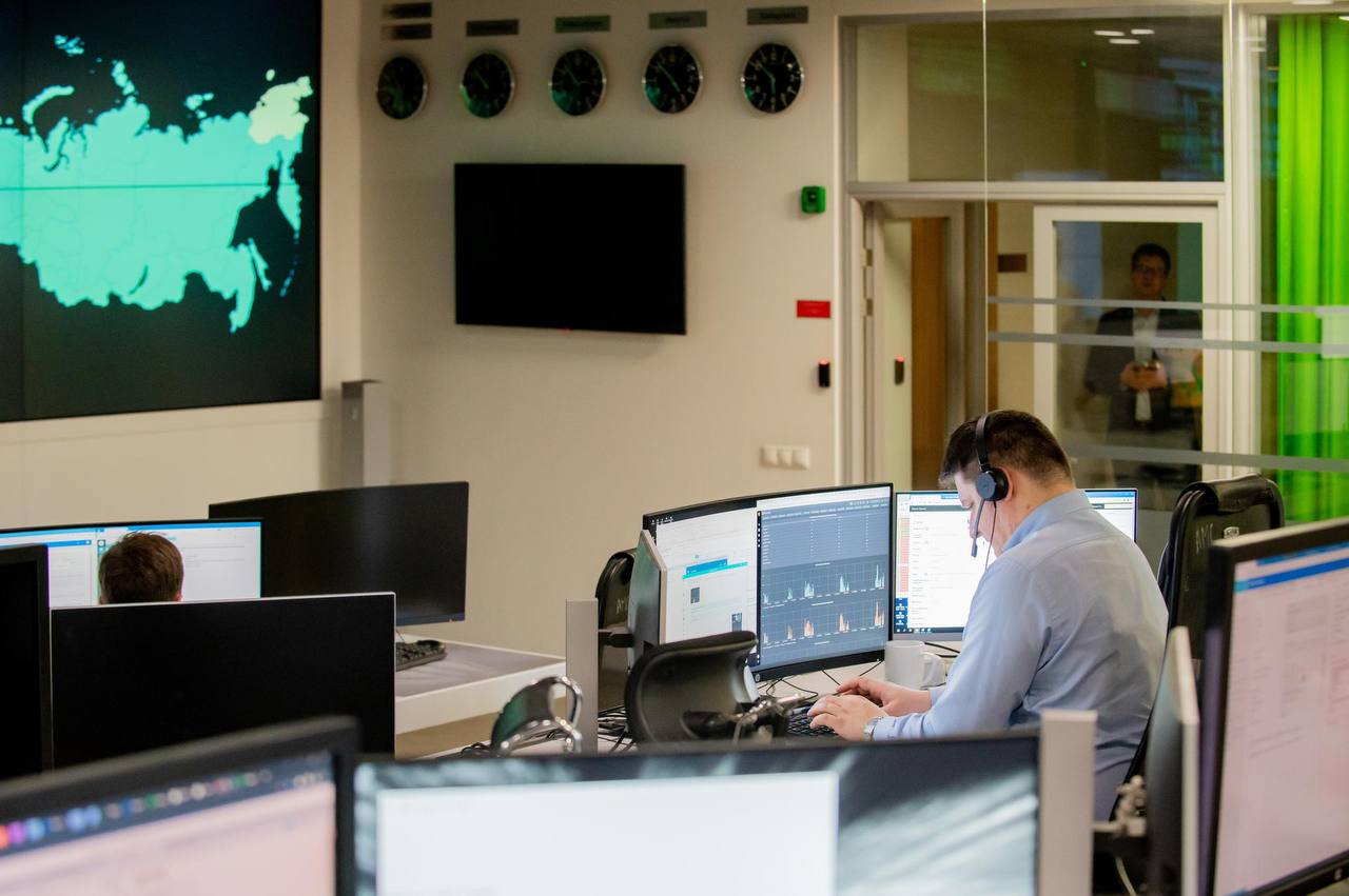 IT специалисты занимают первое место в рейтинге престижа профессий среди петербуржцев сообщили аналитики hh ru За ними на втором месте идут учёные и исследователи которых в Петербурге ценят выше чем в среднем по России 45 против 38 Третье место занимают инженеры с высшим образованием 34 2 далее следуют врачи 29 и творческие профессии 15 Рабочие профессии в рейтинге престижа остаются на низких позициях профессии дворников уборщиков и грузчиков вызывают меньше всего уважения Сергей Ермохин ДП Подписаться на DP RU