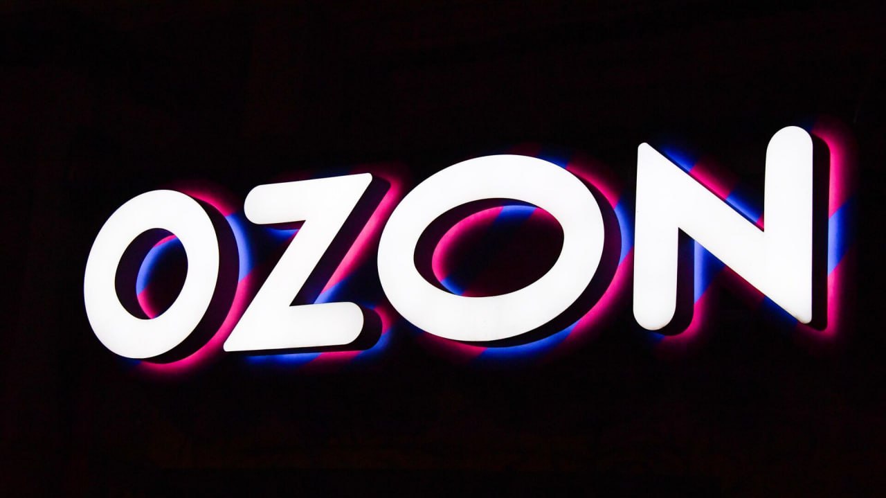 Ozon показывает прибыль второй квартал подряд она составила 2 9 млрд руб OZON МКПАО Озон объявляет неаудированные финансовые результаты за 3 квартал 2025 года Прибыль за период составила 2 9 млрд руб а скорр EBITDA достигла 41 5 млрд руб Компания повышает прогнозы на 2025 год и ожидает рост GMV по итогам 2025 года на 41 43 при скорр EBITDA порядка 140 млрд рублей Выручка финтеха при этом вырастет примерно на 110 г г Совет директоров Ozon рекомендовал общему собранию акционеров одобрить выплату дивидендов в размере 143 55 руб на акцию Лица имеющие право на получение дивидендов будет определяться на 22 декабря 2025 года Для поддержания программы долгосрочной мотивации сотрудников компания запускает программу обратного выкупа акций Ее бюджет до конца 2026 года составит до 25 млрд руб jkinvest news jkinvest